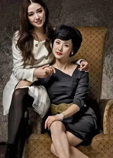 《母女双峰会》：跨越代沟的温情治愈，一场直面内心深处的自我救赎之旅